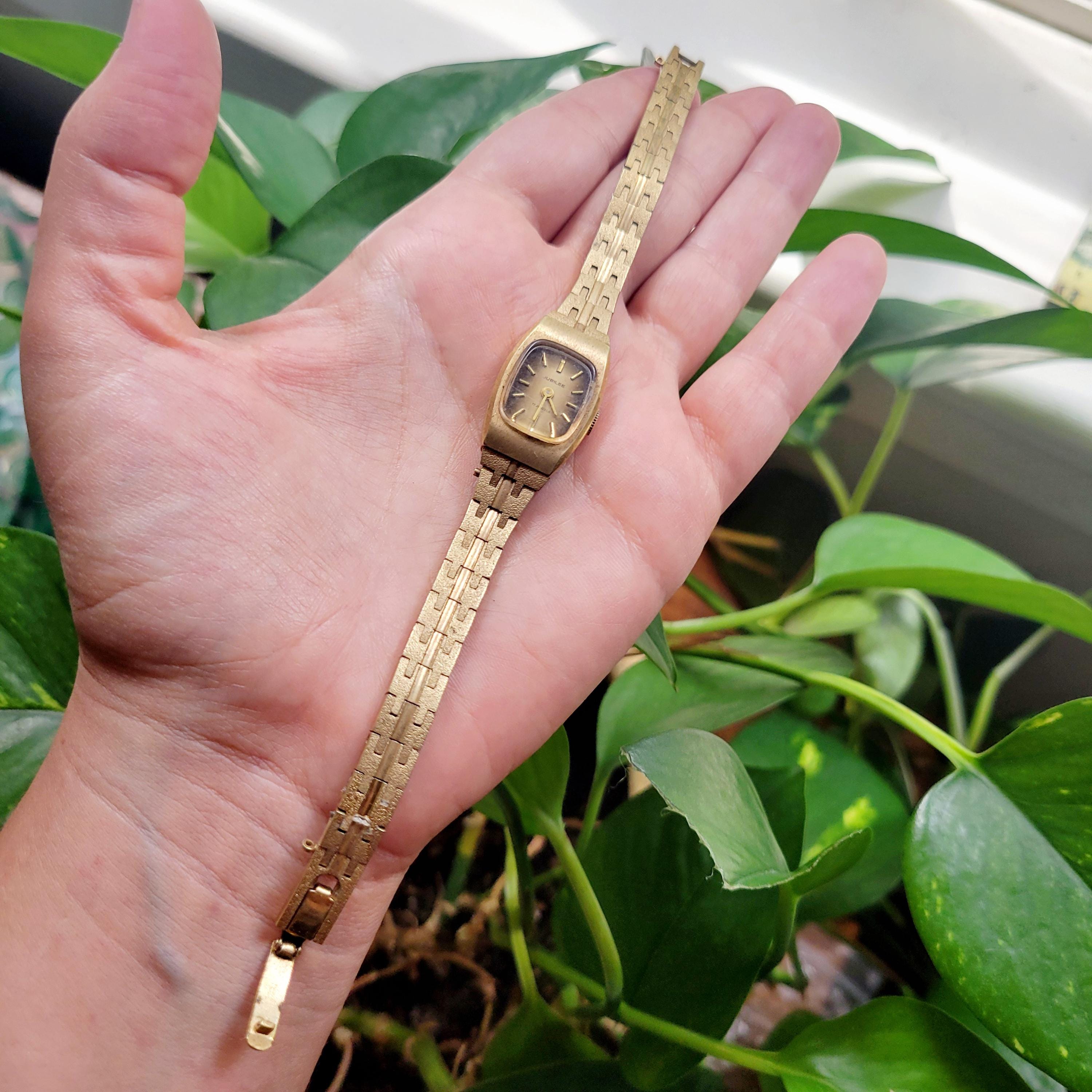 Vintage Jubilee 17 Jewels Dainty Classic Gold Watch - Etsy display picture 2