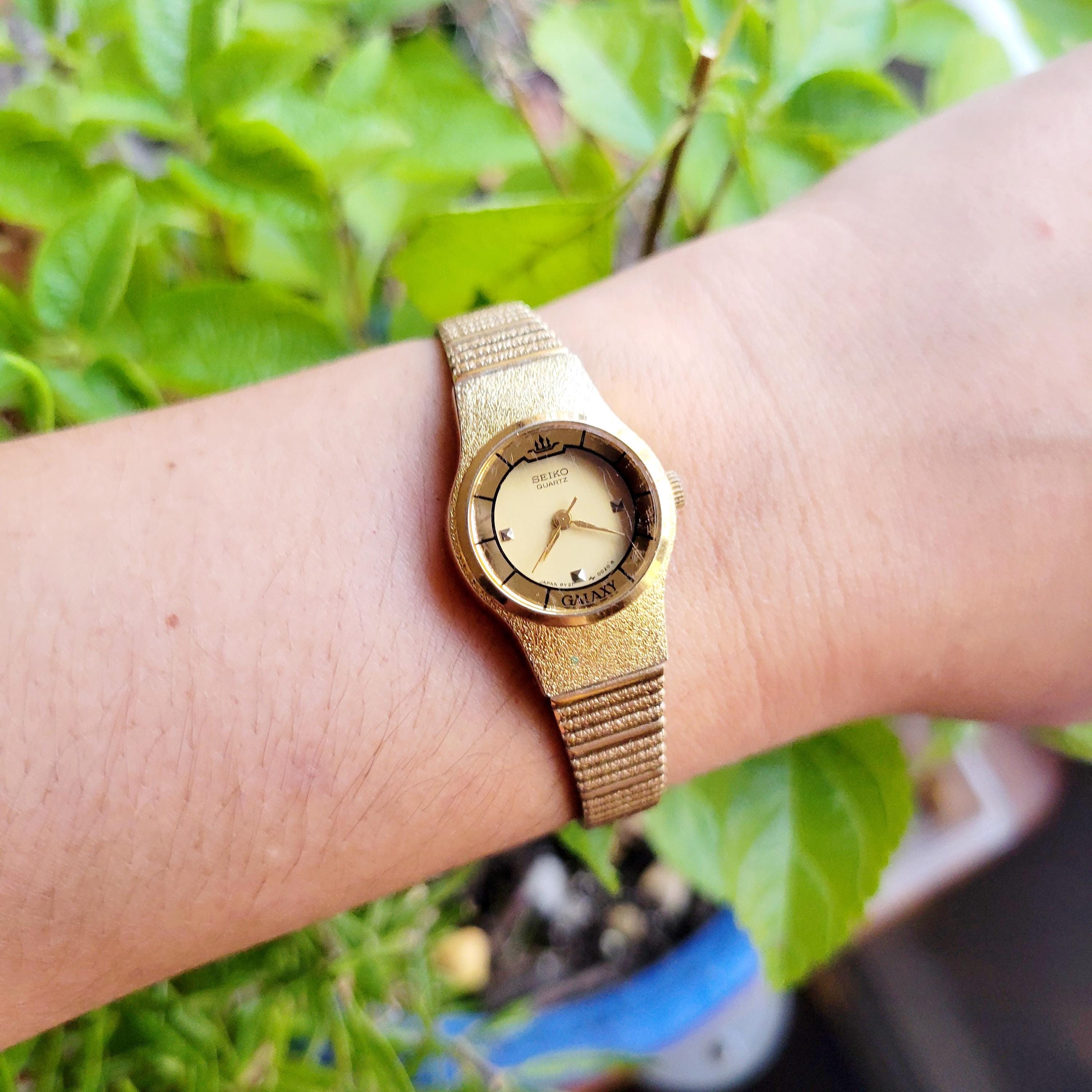 Seiko Ladies Vintage Gold Tone Black Dial & Roman Numerals Quartz Watch Size 7.5 Seiko Vintage Womens Watch Black Dial Gold Roman Numeral  main image 2