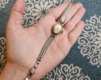 Vintage Timex Classic Gold Womens Womans Dainty Oval Watch  display picture 3