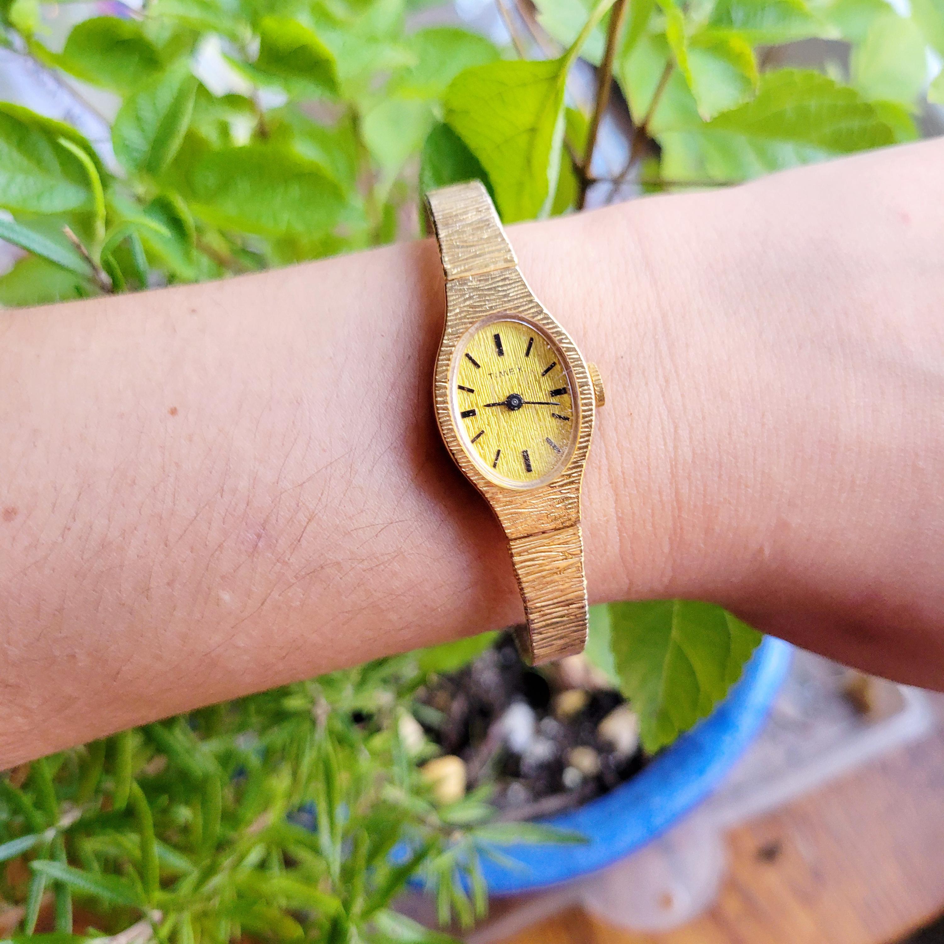 Vintage Timex Classic Gold Womens Womans Dainty Oval Watch  display picture 1