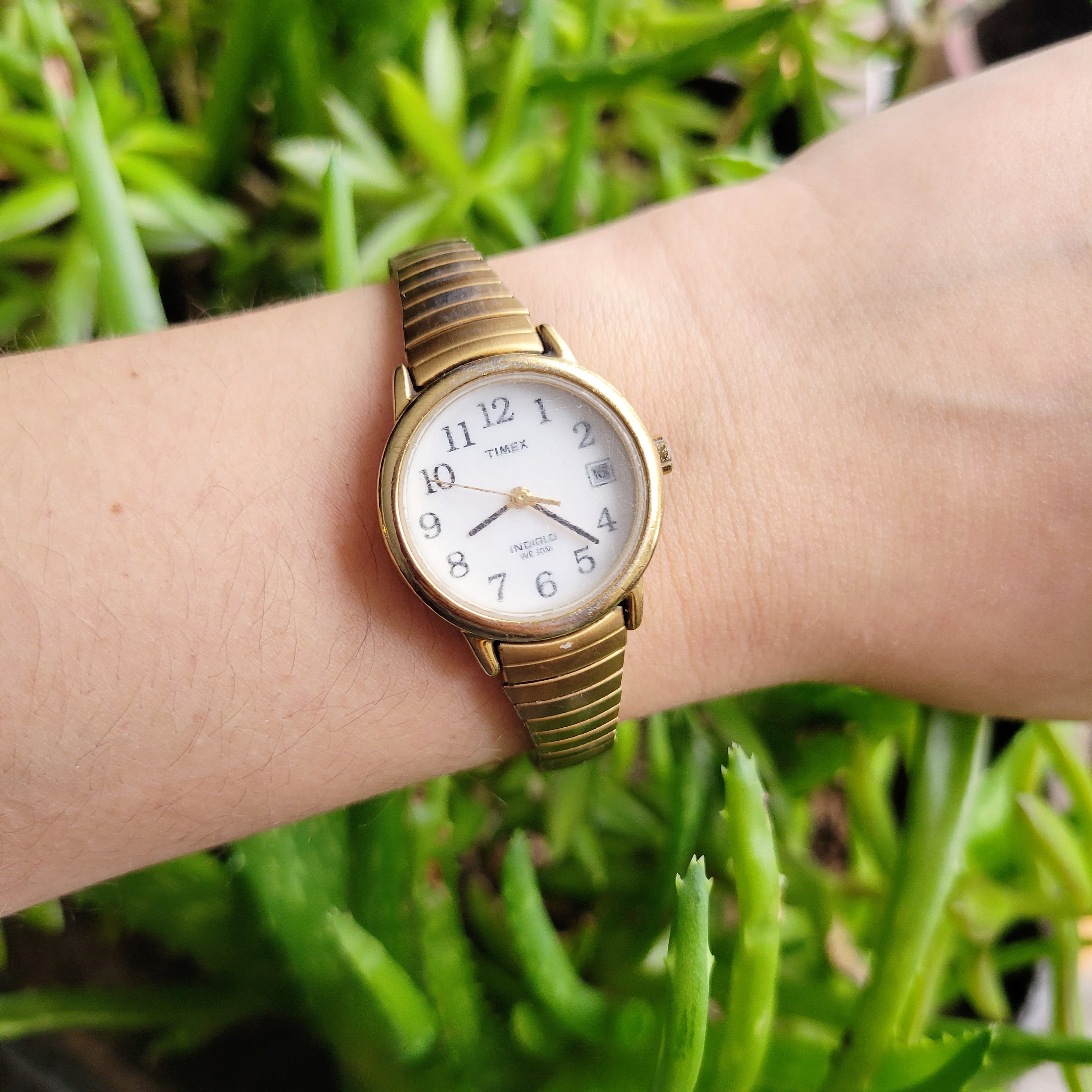 Timex Ladies Watch Indiglo Pearlescent Dial Gold Tone Stretch Band WR30M Vintage Timex Watch Womens Gold Tone Stainless Steel Indiglo  main image 4