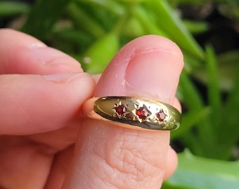 Vintage Solid 9K Gold Genuine Garnet Gypsy Trilogy Ring, size 7