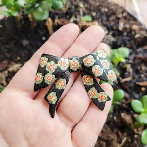 Broche de solapa estilo Art Nouveau con lazo floral vintage