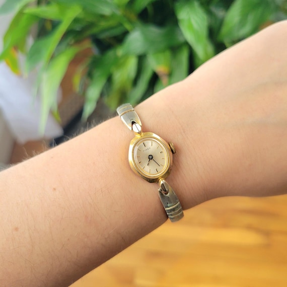Vintage Timex Dainty Gold & Silver Womans Womens Classic  display picture 3