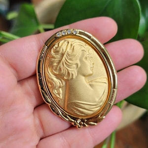 Broche Boucher vintage con camafeo dorado y diamantes de imitación