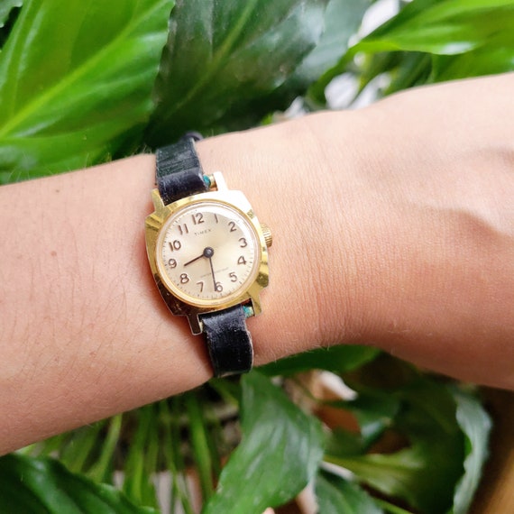 Vintage Timex England Classic Leather Watch Timex Manual (Perfect Vintage Watch) • Blue & White Dial  main image 4