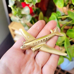 航空機・ヘリコプター ANTIQUES VINTAGE OLD BROOCH AIRCRAFT WW2 Airplane Vintage Brooch Pin From Raw Brass Vintage Finding
