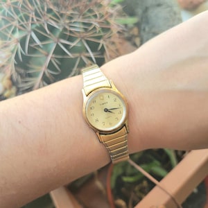 Vintage Timex Quartz Classic Gold Round Stretch Watch