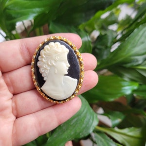 Vintage Cameo Brooch Pin