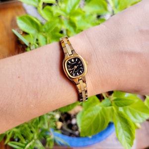 Vintage Pulsar Black & Gold Quartz Classic Womens Womans Square Stretch Watch