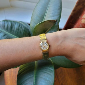 Vintage Dainty Gold Avia 17 Jewels Swiss Made Incabloc Watch