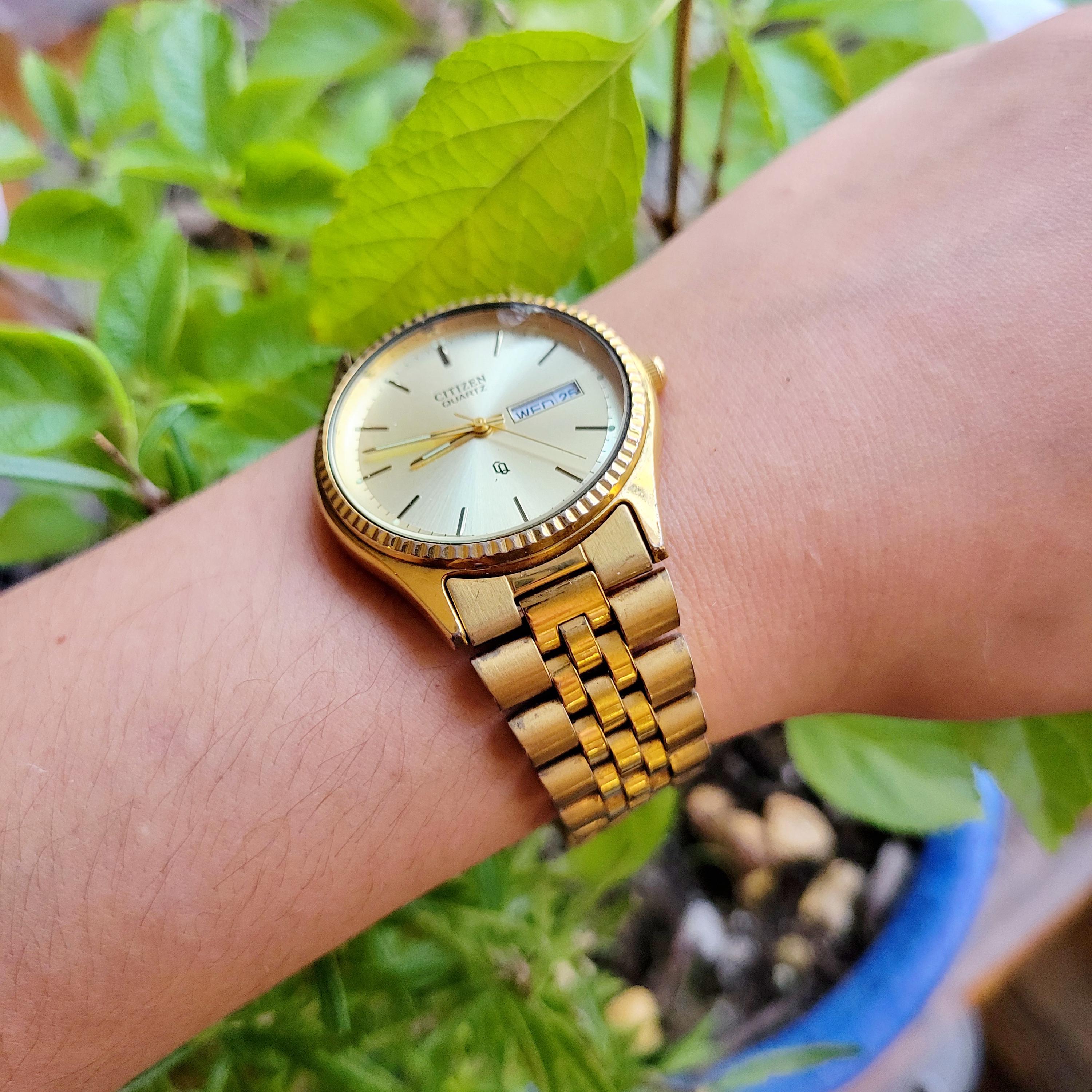 Classic Gold Citizen Quartz Glow in the Dark Calendar Watch Classic Gold Citizen Quartz Glow in the Dark Calendar Watch