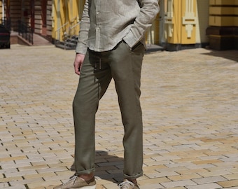 Pantaloni da uomo in lino color oliva, modello casual a gamba dritta, ideali per l'estate.