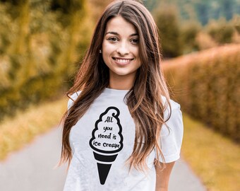 Haut d'été avec chemise crème glacée, t-shirt nourriture amusante pour homme / femme / enfant, tout ce dont j'ai besoin, idée cadeau d'anniversaire, citation mignonne tenue d'ambiance vacances