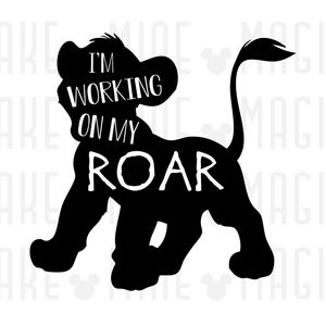 Je travaille sur mon rugissement, Simba svg, Lion King SVG, PNG, Baby Simba, Digital SVG Cut fichiers pour Cricut, Lion King Nursery png, citation de simba