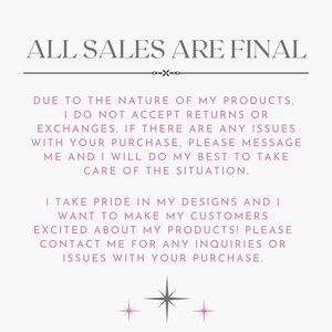 Puede incluir: Un gr&aacute;fico de texto rosa sobre un fondo blanco con el texto "ALL SALES ARE FINAL" en una fuente decorativa. El texto a continuaci&oacute;n explica la pol&iacute;tica de devoluci&oacute;n de la tienda y anima a los clientes a ponerse en contacto con el propietario de la tienda para cualquier pregunta o inquietud.