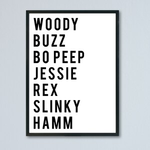 K&ouml;nnte beinhalten: Schwarz-wei&szlig;-Druck mit den Namen der Toy Story-Charaktere: Woody, Buzz, Bo Peep, Jessie, Rex, Slinky und Hamm.