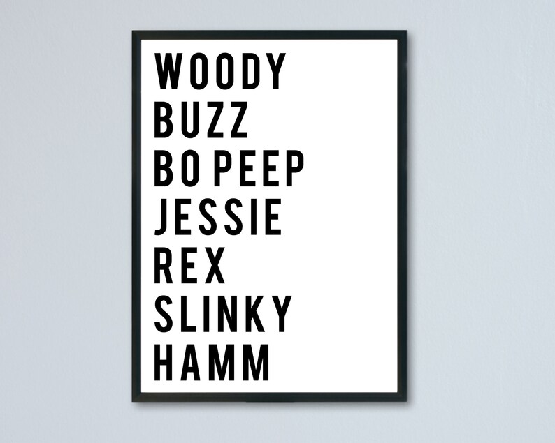 K&ouml;nnte beinhalten: Schwarz-wei&szlig;-Druck mit den Namen der Toy Story-Charaktere: Woody, Buzz, Bo Peep, Jessie, Rex, Slinky und Hamm.
