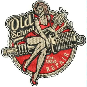 Könnte beinhalten: Gestickter Aufnäher mit einem Pin-up-Girl in roter Kleidung, das an einem Automotor posiert. Der Aufnäher trägt die Aufschrift "Old School Repair" und "Est. 1950" in einem kreisförmigen Design mit einem schwarz-weißen Rand.
