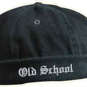 Könnte beinhalten: Schwarze Baumwollmütze mit umgeschlagenem Rand und dem Schriftzug "Old School" in weiß vorne aufgestickt.