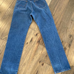 K&ouml;nnte beinhalten: Blaue Jeans aus Denim mit klassischem F&uuml;nf-Taschen-Design. Die Jeans haben einen geraden Beinverlauf und einen Knopf- und Rei&szlig;verschluss. Die Ges&auml;&szlig;taschen haben ein markantes Stickmuster. Die Jeans sind aus strapazierf&auml;higem Denim.