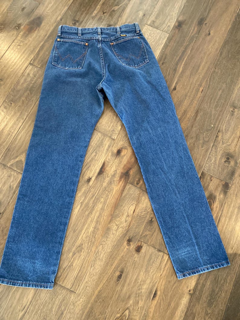 K&ouml;nnte beinhalten: Blaue Jeans aus Denim mit klassischem F&uuml;nf-Taschen-Design. Die Jeans haben einen geraden Beinverlauf und einen Knopf- und Rei&szlig;verschluss. Die Ges&auml;&szlig;taschen haben ein markantes Stickmuster. Die Jeans sind aus strapazierf&auml;higem Denim.