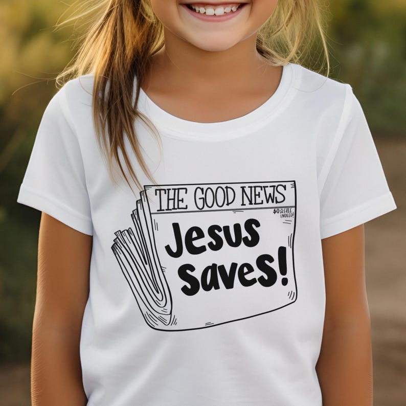 Pode incluir: Camiseta branca com um gr&aacute;fico preto e branco de uma manchete de jornal que diz "The Good News Jesus Saves!"