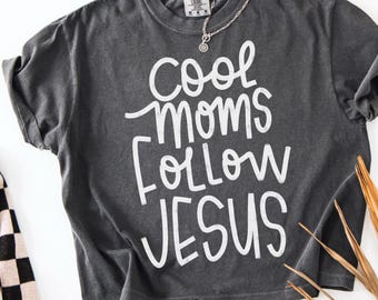 Mamás geniales siguen a Jesús (Png), Jesús (Png), Cristiano dibujado a mano (Png), Versículo bíblico (Png), Fe (Png), Camiseta cristiana de moda para mamá (Png), Mamá que educa en casa