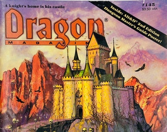 Può includere: Un cavaliere a cavallo cavalca verso un grande e imponente castello con un cielo scuro e minaccioso. Il castello è circondato da un paesaggio roccioso con teschi e ossa sparse. La copertina della rivista Dragon #145 presenta un'illustrazione fantasy.