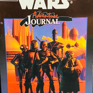 以下が含まれることがあります： スター・ウォーズ冒険ジャーナルの公式表紙には、賞金稼ぎ、ドロイド、ウーキーなど、スター・ウォーズの宇宙からのキャラクターが描かれています。キャラクターたちは、背の高い建物と明るいオレンジ色の空を持つ都市の風景の前に立っています。