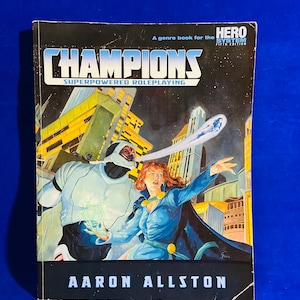 Puede incluir: Una portada de libro para el juego de rol Champions, un libro de género para el sistema Hero, quinta edición. La portada presenta a un superhéroe con un traje blanco con un campo de energía verde brillante y una mujer con un traje azul con un campo de energía azul brillante. El fondo es una ciudad.