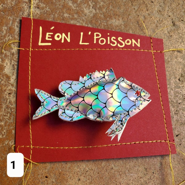 Broche poisson en simili cuir.