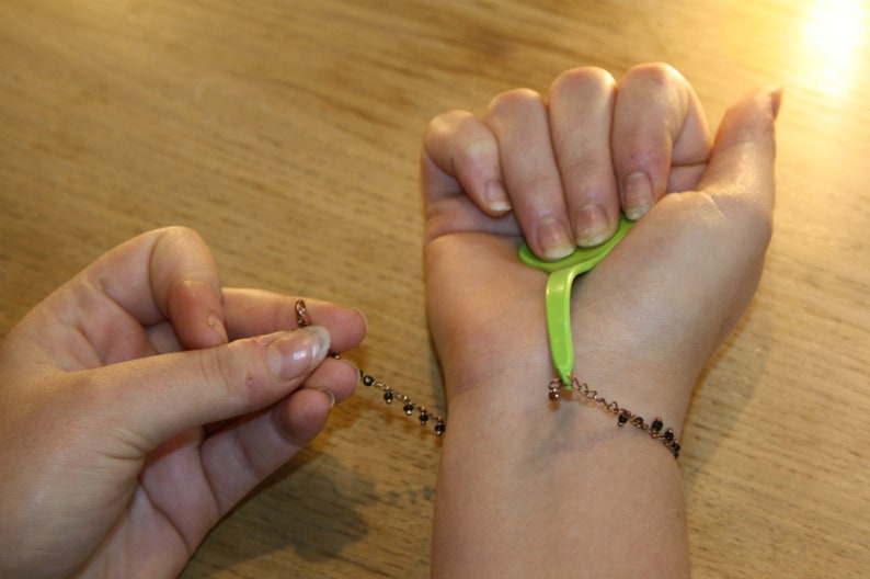 Accroche Bracelet Facile, LAccessoire pour accrocher Votre Bracelet Facilement, Invention et Fabrication française en PP recyclé image 4