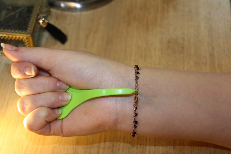 Accroche Bracelet Facile, LAccessoire pour accrocher Votre Bracelet Facilement, Invention et Fabrication française en PP recyclé image 6