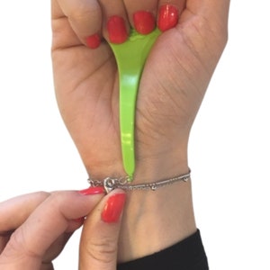 Accroche Bracelet Facile, LAccessoire pour accrocher Votre Bracelet Facilement, Invention et Fabrication française en PP recyclé image 3