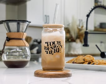 Maqueta de lata de vidrio Libbey de 16 oz: vaso de refresco transparente con tapa de bambú, JPG, compatible con Canva