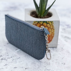 Süßes kleines Täschchen mit Schlüsselanhänger - aus Ananasstoff und veganem Wildleder - Washed Indigo