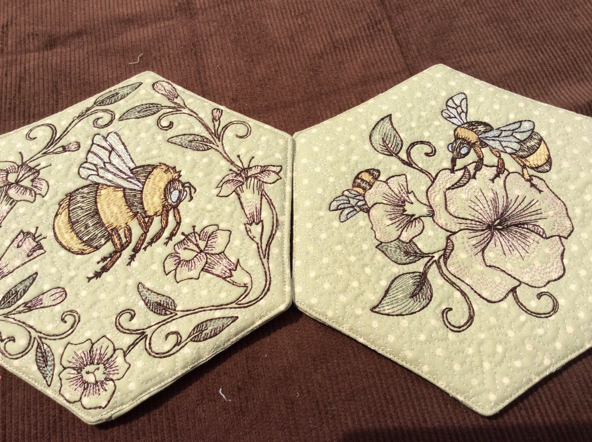 Honeybee Hot pads, Trivet, Table mat, Centerpiece, Table Protector, Embroidered pads Etsy.de