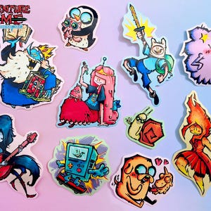 以下が含まれることがあります： 様々なキャラクターが登場するアドベンチャー・タイムのステッカーのコレクション。剣を持ったフィン、プリンセス・バブルガム、ギターを弾くマーセリン、ジェイク・ザ・ドッグなどが含まれています。ステッカーはカラフルで漫画風です。