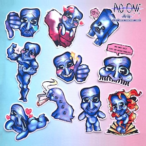 以下が含まれることがあります： さまざまな表情やポーズの青い漫画ステッカーのセット。親指を立てたり、泣いたり、喫煙したりするステッカーもあります。「AO ONI」と「10 Piece sticker set!」の文字が見えます。1つのステッカーには「RO ONI SEZ EAT UR VEGETABLES」と書かれています。