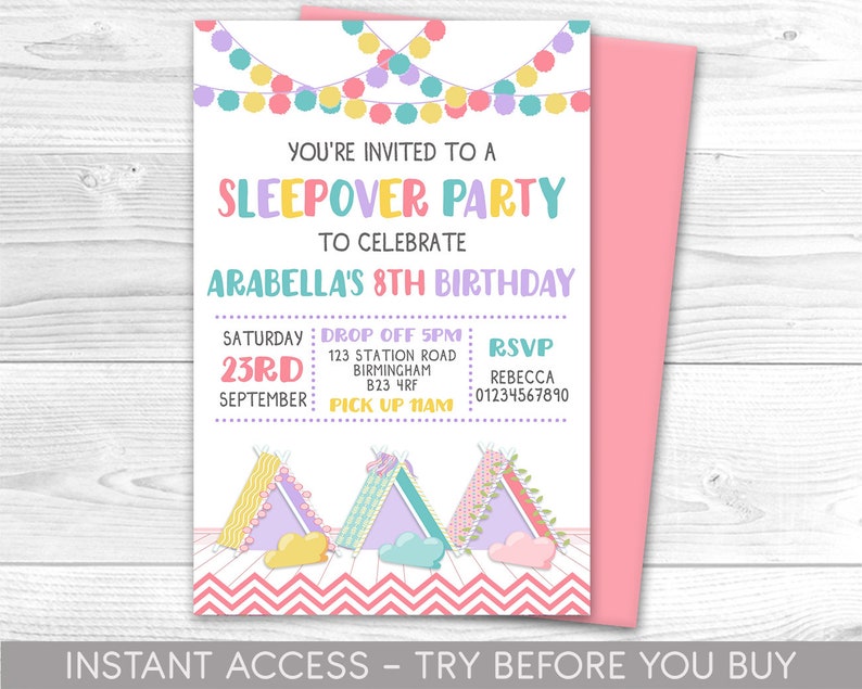 Pu&ograve; includere: Un invito rosa e bianco per una festa in pigiama per celebrare l'ottavo compleanno di Arabella. L'invito presenta una ghirlanda di luci colorate, una grafica di tenda e il testo "Sei invitato a una festa in pigiama per celebrare l'ottavo compleanno di Arabella".