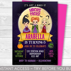 Könnte beinhalten: Eine violette, gelbe und schwarze Halloween-Partyeinladung mit einem Cartoon-Bild der Sanderson-Schwestern aus dem Film Hocus Pocus. Die Einladung lautet "It's just a bunch of Hocus Pocus!" und "Arabella wird 8. Feiert mit uns!" Die Einladung enthält das Datum, die Uhrzeit und die Adresse der Party.