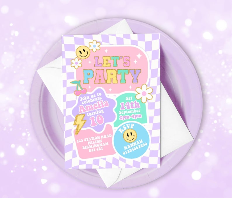Puede incluir: Una invitaci&oacute;n de fiesta morada, rosa y verde con un fondo a cuadros. La invitaci&oacute;n dice "Let's Party" e incluye detalles para la fiesta de cumplea&ntilde;os n&uacute;mero 10 de Amelia. La invitaci&oacute;n incluye la fecha, la hora y la direcci&oacute;n de la fiesta.
