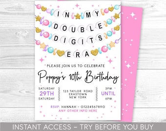 Pode incluir: Um convite de aniversário rosa e branco com contas coloridas que soletram "In My Double Digits Era". O convite é para a festa de aniversário de 10 anos da Poppy, no sábado, dia 29, das 15h às 18h. O endereço é 123 Taylor Road, Erastown, Nova York. RSVP para Hannah no 01234567890.