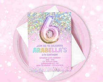 Puede incluir: Una tarjeta de invitación de cumpleaños con un globo con el número 6 en colores pastel. La invitación dice "Únete a nosotros para celebrar el 6º cumpleaños de Arabella" con los detalles del evento. La tarjeta está sobre un plato rosa con un sobre blanco.