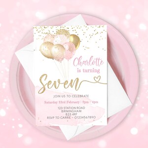 Peut inclure: Invitation d'anniversaire rose et or avec des confettis dorés et des ballons. L'invitation indique "Charlotte a sept ans" et comprend la date, l'heure, l'adresse et les informations RSVP.
