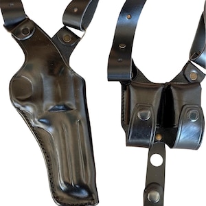 Peut inclure: Holster d'&eacute;paule en cuir noir avec un compartiment moul&eacute; pour arme &agrave; feu et deux pochettes pour chargeurs. Le holster est dot&eacute; de sangles r&eacute;glables et d'&eacute;l&eacute;ments m&eacute;talliques. Con&ccedil;u pour le port dissimul&eacute;.