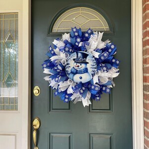 Large Winter Wreath Royal Blue Design Snowman Door Decoration Whimsical Entrance Display Holiday Porch Decor Beautiful Mesh Construction Snowflake Pattern Detail Festive Winter Welcome Sign Front Door Accessory Seasonal Home Decoration