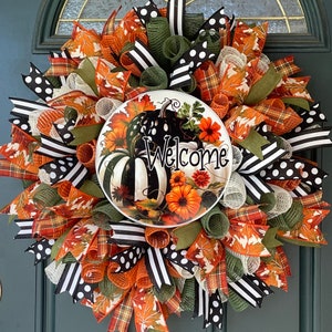 Couronne de citrouilles d'automne : décoration de bienvenue de ferme en noir et blanc