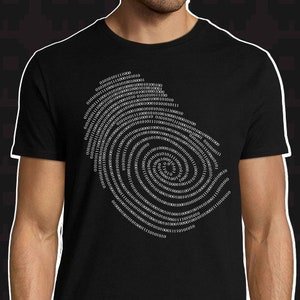Op de afbeelding: Een zwart T-shirt met een wit spiraalontwerp gemaakt van binaire code. De code is gerangschikt in concentrische cirkels.